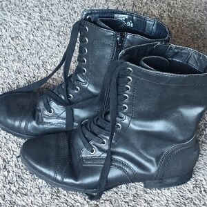 Time & Tru Leather Boots/ Zip Sides an Heels